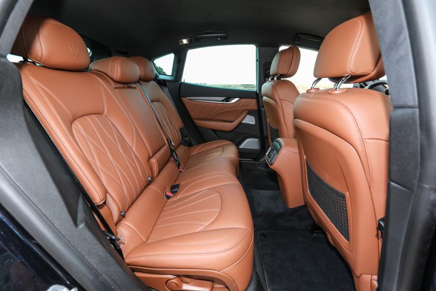 Интерьер Maserati Levante S Q4 GranLusso 2018 года  (фото 13 из 66)